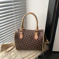 Borsa Boston a motivi geometrici marroni con manici kaki su una coperta morbida - Marrone