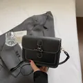 Borsa a tracolla quadrata in pelle nera con cuciture bianche e dettaglio fibbia in corno - Nero
