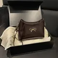 Bolso de hombro de charol marrón oscuro con hebilla de lazo dorado en caja de regalo - Marrón