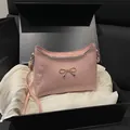 Bolso rosa mate con lazo dorado en caja de regalo de lujo con forro de satén blanco - Rosa