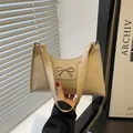 Bolso baguette beige con lazo en cuero charol brillante para hombro estilo moderno - Caqui