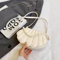 Bolso blanco con forma de concha con elegante asa de perlas y correa de hombro - Blanco