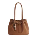 Braune Leder-Shopper-Tasche mit schlanken Trägern und stilvollem Perlenanhänger-Detail - Mit Ornament / Braun
