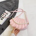 Bolso bandolera rosa en forma de concha con cadena de perlas y acabado rugoso - Rosa