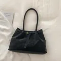 Borsa tote in camoscio nero opaco con spalline lunghe e fibbia dorata elegante - senza ciondolo / Nero