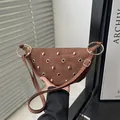 Bolso hobo de ante marrón con remaches y ojales dorados en forma de media luna chic - Marrón