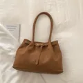 Borsa tote minimalista in pelle opaca marrone con fibbia e manici lunghi a spalla - senza ciondolo / Marrone Caramello
