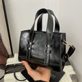 Borsa a mano retrò in pelle lucida nera con scritte dorate e tracolla rimovibile - Nero