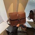 Borsa a tracolla vintage marrone in pelle PU opaca con cuciture bianche decorative - caffè