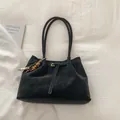 Borsa tote nera in pelle opaca con fibbia dorata e ciondolo in perline di legno - con portachiavi / Nero