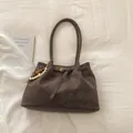 Borsa tote opaca marrone scuro con ciondolo di perline e tracolle regolabili - con portachiavi / Marrone scuro