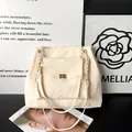 Borsa tote crema con trama marmorizzata e dettagli della tracolla a catena - Bianco Sporco