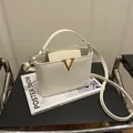 Sac seau élégant blanc crème avec logo V doré et bandoulière pour femmes - Blanc