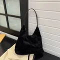 Sac fourre-tout minimaliste en peluche noire avec texture fausse fourrure et anses cuir - Noir