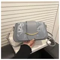 Detaillierte Nahaufnahme der grau-blauen PU-Leder Umhängetasche mit goldener Mondschnalle - Blau