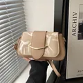 Elegante borsa beige a tracolla con stampa artistica e fibbia dorata a mezzaluna - Kaki