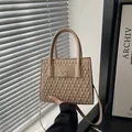 Elegante bolso bandolera acolchado caqui con detalle de lazo y correa moderna - Caqui