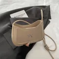 Minimalistische beige schoudertas met zilveren strik en geknoopt riemdetail - Khaki
