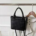 Minimalistische schwarze geflochtene Tragetasche mit eleganten goldenen Beschlägen und Gurt - Schwarz