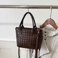 Minimalistische geflochtene Tasche in Dunkelbraun mit abnehmbarem Schultergurt - Braun