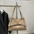 Sac cabas beige en cuir minimaliste avec un rabat pliant triangulaire unique - Kaki