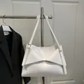 Sac fourre-tout blanc minimaliste avec pli géométrique et bandoulière réglable - Blanc