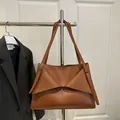 Sac fourre-tout marron caramel au design géométrique plié unique et style minimaliste - Marron