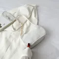 Detalle de bolso baguette de pana blanca con cadena de acrílico y metal dorado elegante - Blanco