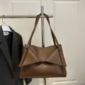 Grand sac cabas en cuir marron avec design enveloppe vintage et bandoulière réglable - Marron