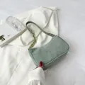 Detalle del bolso de pana verde salvia con cadena de resina y correa ancha de hombro - Verde