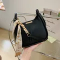 Elegante bolso hobo negro con pañuelo de seda de cerezas y herrajes dorados de lujo - Negro
