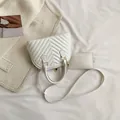 Elegante weiße Tasche in Muschelform mit Chevron-Steppung und goldenen Beschlägen - Weiß