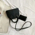 Elegante schwarze Handtasche mit V-Steppung, Gold-Hardware und passendem Mini-Etui - Schwarz