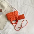 Orangefarbene Handtasche in Muschelform mit V-Steppung und passendem kleinen Münzfach - Orange