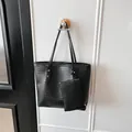 Grand sac cabas noir gaufré crocodile avec pochette assortie et détails dorés - Ensemble de sacs à bandoulière / Noir