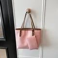 Ensemble sac cabas tissé rose double face avec pochette assortie et lanières brunes - Ensemble de sacs à bandoulière / Rose
