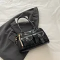 Schwarze Vintage Boston Tasche mit Doppeltaschen und Perlenband auf Stoff - Schwarz