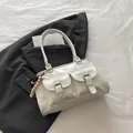 Weiße Boston-Tasche aus Kunstleder mit zwei Vordertaschen und Perlenquasten-Anhänger - Weiß