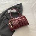 Dunkelrote Vintage Boston Tasche mit Glanzeffekt und Holzperlen-Anhänger-Detail - Rot