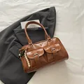 Braune Vintage Boston Tasche aus PU-Leder mit doppelten Schnallentaschen und Perlenanhänger - Braun