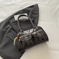 Dunkelbraune Lackleder Boston Bag mit Fronttaschen und Holzperlenanhänger für Damen - Braun