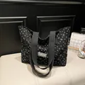 Grand sac cabas noir en toile avec motifs cœurs et nœuds, doté d'une poche avant pratique - Noir