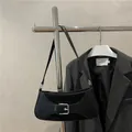 Elegante bolso de hombro negro en piel con hebilla plateada de estilo francés retro - Negro