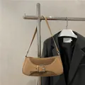 Bolso de hombro baguette en cuero PU marrón con hebilla ajustable en percha - Caqui