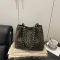Bolso tote con estampado de leopardo verde oscuro y asas trenzadas sobre una bufanda - Style Without Charm / Marrón