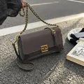 Bolso bandolera marrón oscuro minimalista con texturas mate y brillante - Marrón