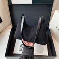 Große schwarze Lammwoll-Einkaufstasche mit Kunstlederriemen für den Winter-Look - Schwarz