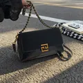 Bolso de hombro negro de retazos con hebilla dorada cuadrada y asa de cadena - Negro