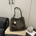 Bolso tote de leopardo verde oscuro con asas tejidas y colgante de peluche - Con Colgante / Marrón
