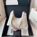 Cremeweiße Fleece-Schultertasche mit glatten Kunstlederriemen in einer Geschenkbox - Weiß
